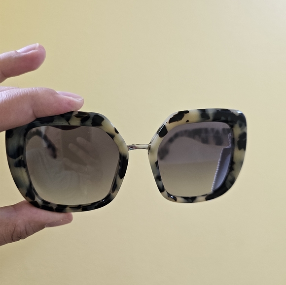 Burberry 53mm Oversize Square Tortoise Sunglasses - Picture 5 of 8